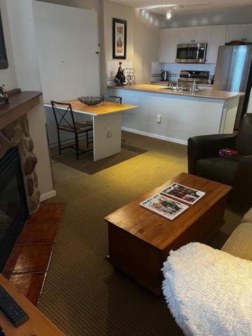 Town Plaza Suites By Golden Dreams Whistler Eksteriør bilde