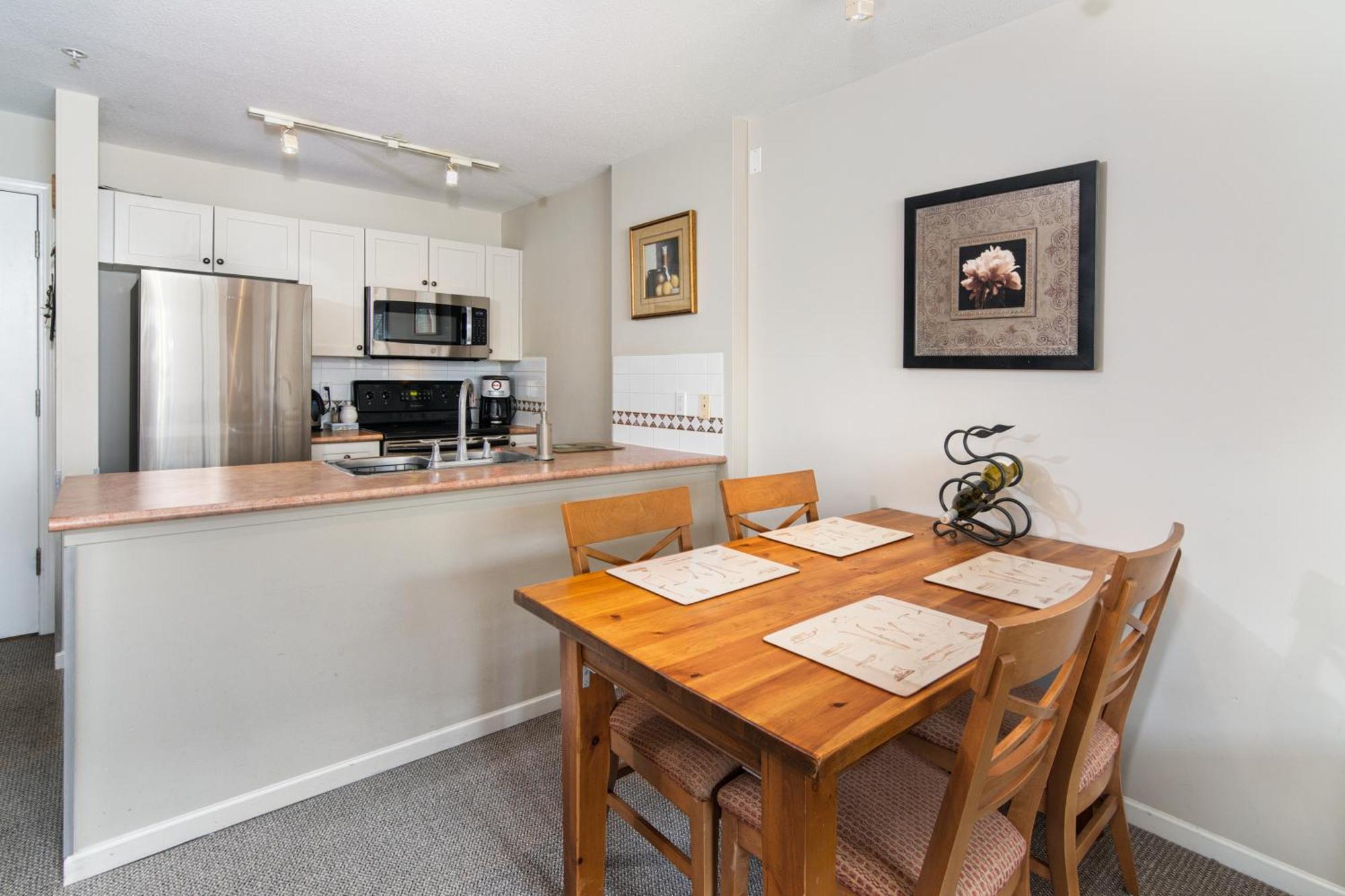 Town Plaza Suites By Golden Dreams Whistler Eksteriør bilde