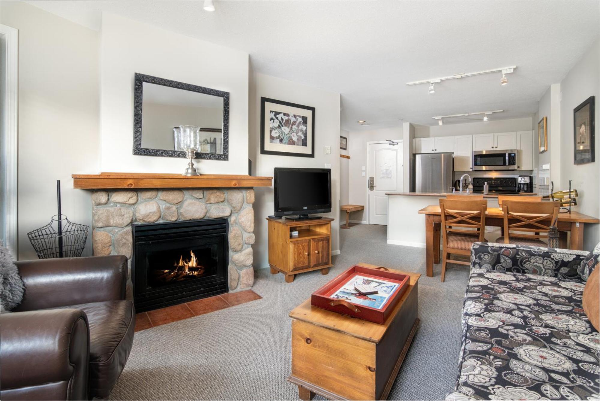 Town Plaza Suites By Golden Dreams Whistler Eksteriør bilde