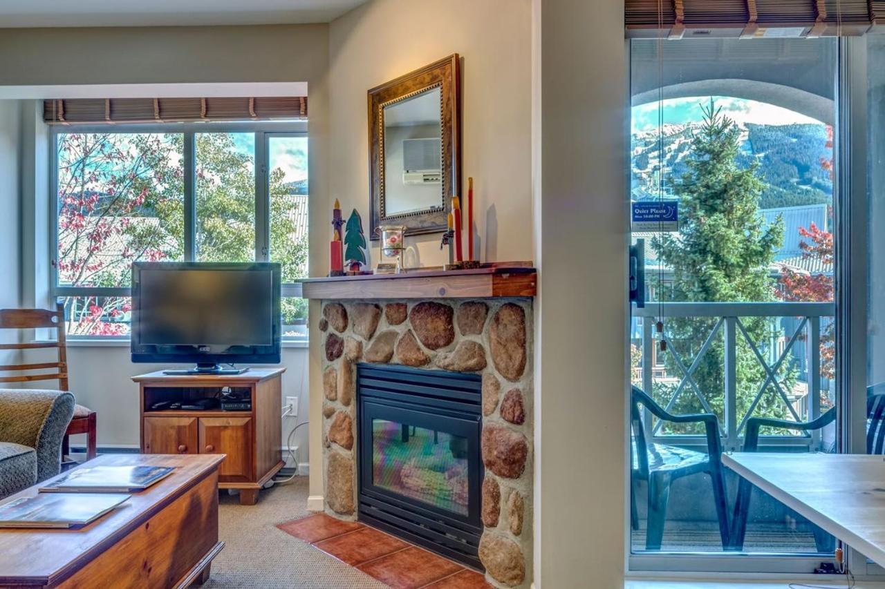 Town Plaza Suites By Golden Dreams Whistler Eksteriør bilde