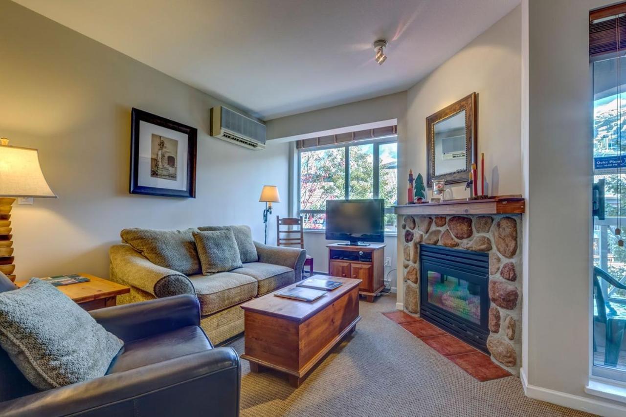 Town Plaza Suites By Golden Dreams Whistler Eksteriør bilde